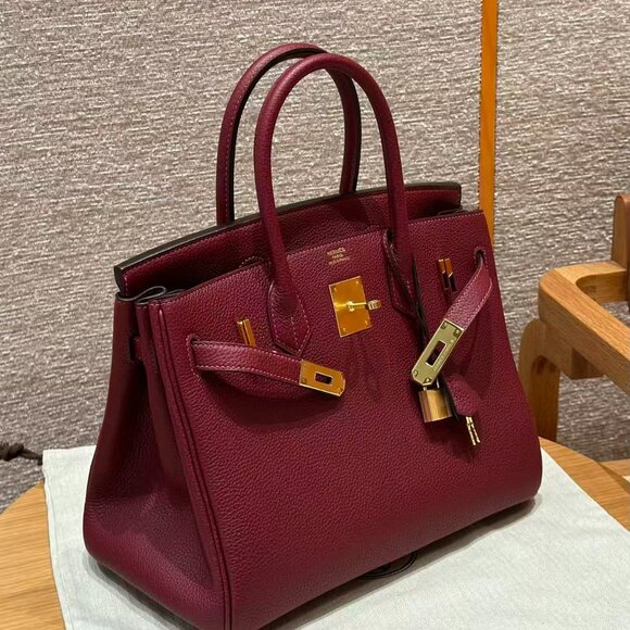 Classic Hermes Bag: A Stylish and Versatile Choice for Elegance - Picture 4 of 6